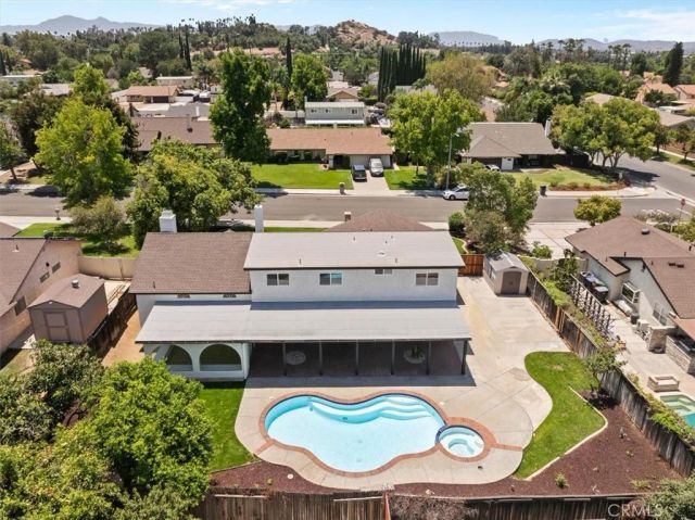 2463 Falling Oak, Riverside, CA 92506