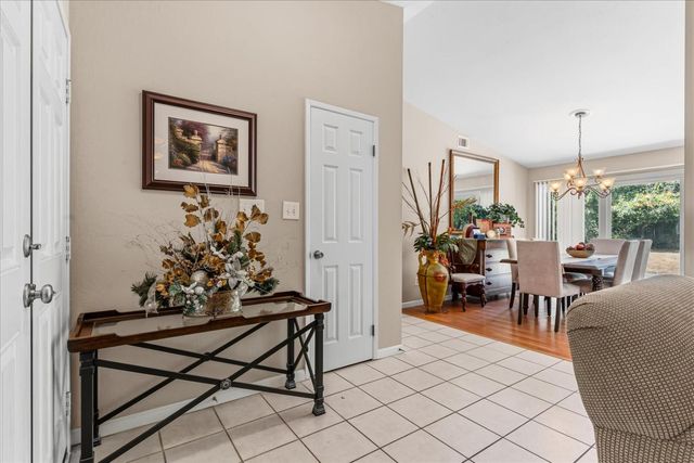 2810 Bogdan Ct, Sacramento, CA 95827