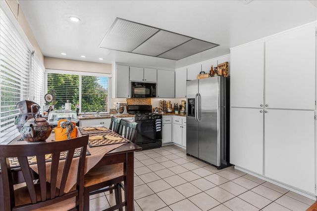 2810 Bogdan Ct, Sacramento, CA 95827