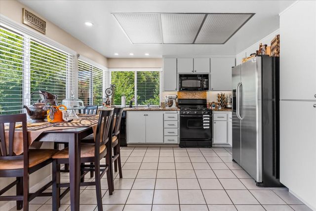 2810 Bogdan Ct, Sacramento, CA 95827