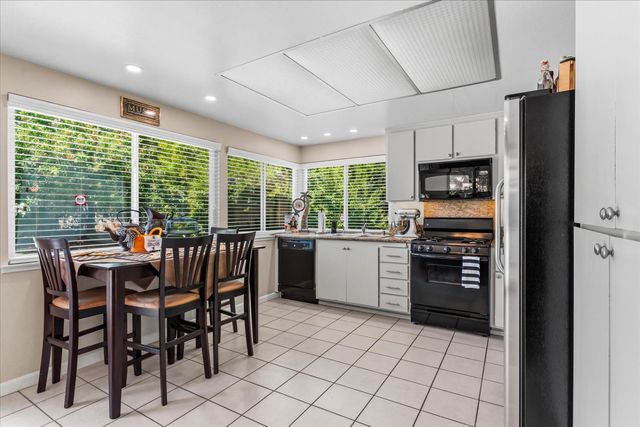 2810 Bogdan Ct, Sacramento, CA 95827