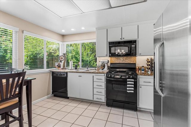 2810 Bogdan Ct, Sacramento, CA 95827