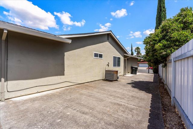 2810 Bogdan Ct, Sacramento, CA 95827