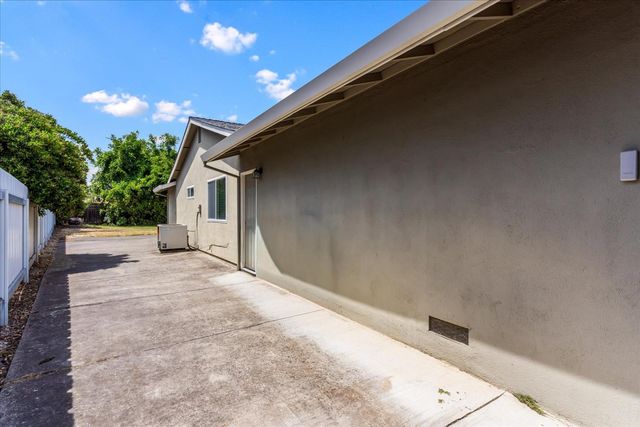 2810 Bogdan Ct, Sacramento, CA 95827