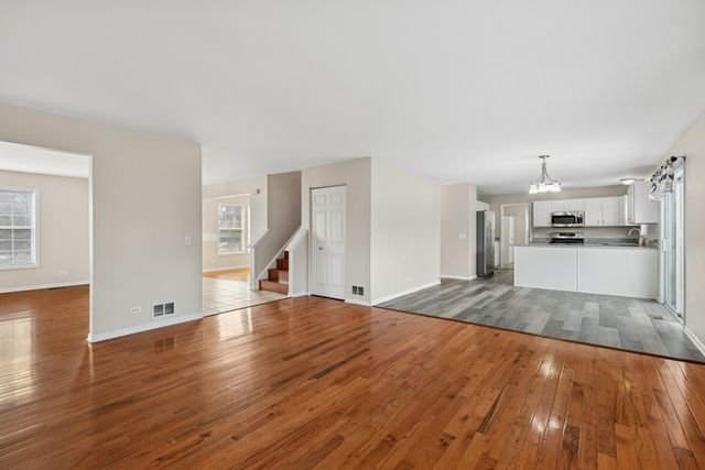 145 S Oakleaf Road, Algonquin, IL 60102