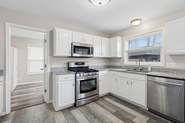 145 S Oakleaf Road, Algonquin, IL 60102