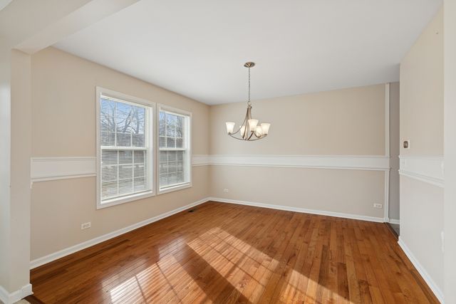 145 S Oakleaf Road, Algonquin, IL 60102