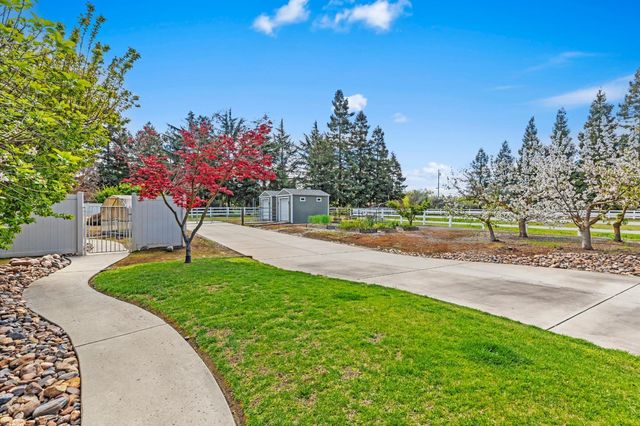 5000 Peach Blossom Ln, Oakdale, CA 95361
