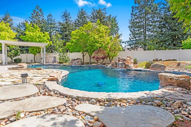 5000 Peach Blossom Ln, Oakdale, CA 95361