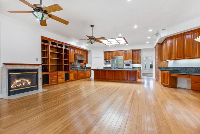 5000 Peach Blossom Ln, Oakdale, CA 95361