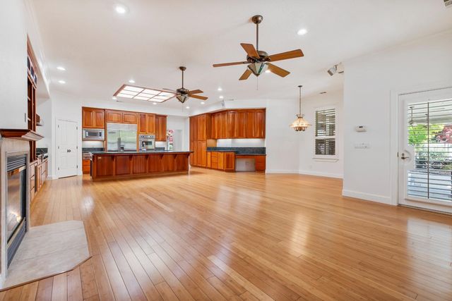 5000 Peach Blossom Ln, Oakdale, CA 95361