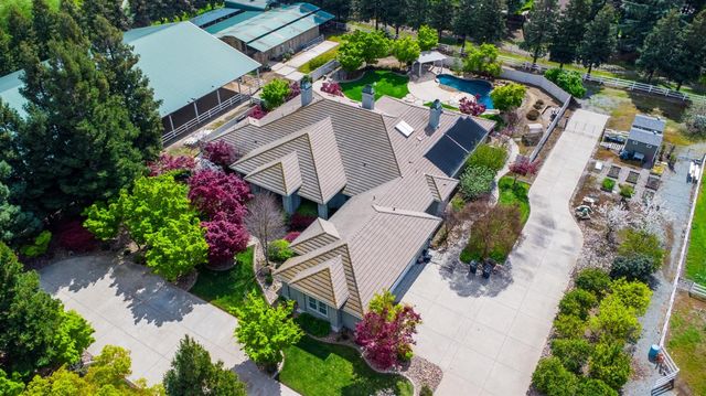 5000 Peach Blossom Ln, Oakdale, CA 95361