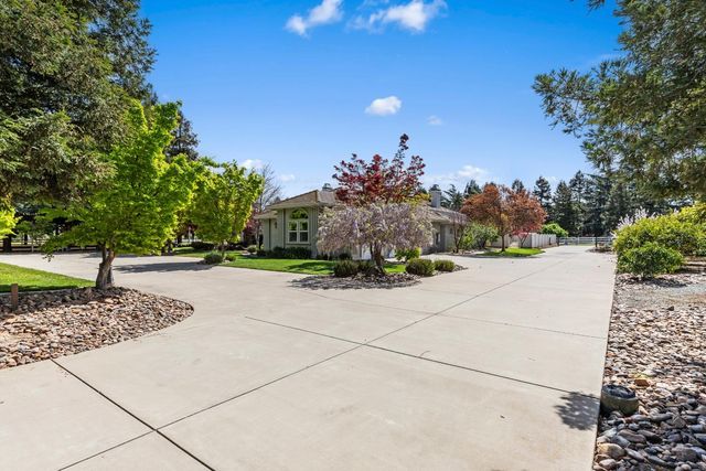 5000 Peach Blossom Ln, Oakdale, CA 95361