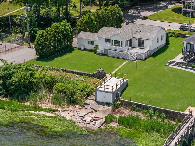 2 King Phillip Avenue, Bristol, RI 02809