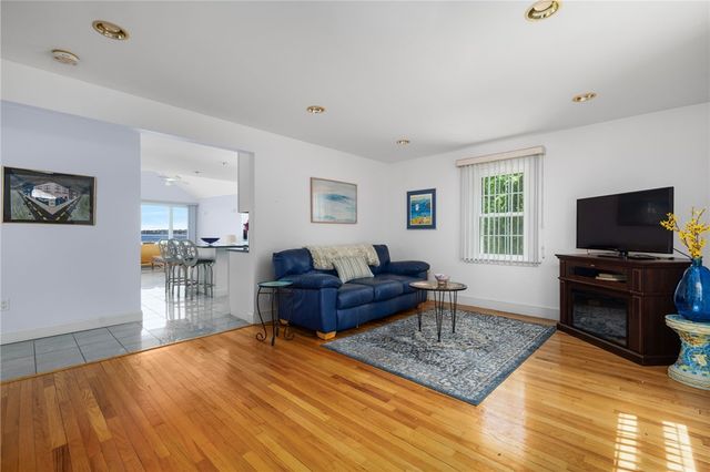 2 King Phillip Avenue, Bristol, RI 02809