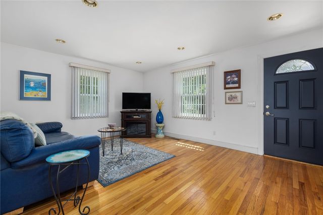 2 King Phillip Avenue, Bristol, RI 02809