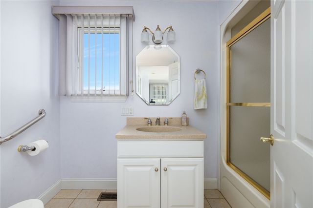 2 King Phillip Avenue, Bristol, RI 02809
