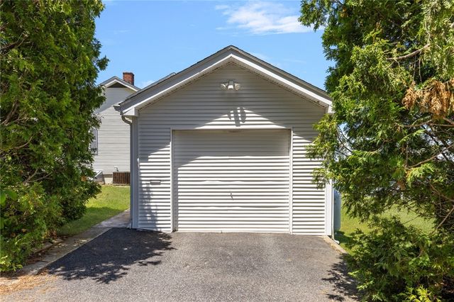 2 King Phillip Avenue, Bristol, RI 02809