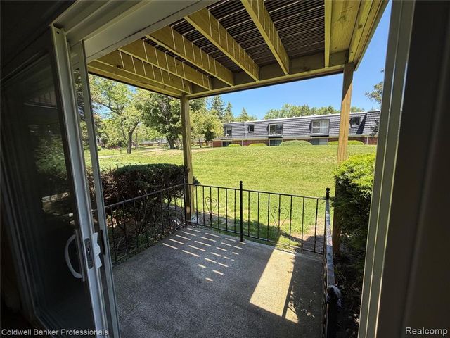 1830 Colonial Village Way 1, Waterford, MI 48328