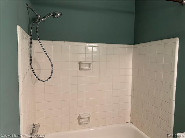 1830 Colonial Village Way 1, Waterford, MI 48328