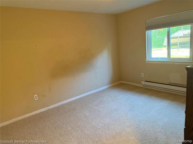 1830 Colonial Village Way 1, Waterford, MI 48328