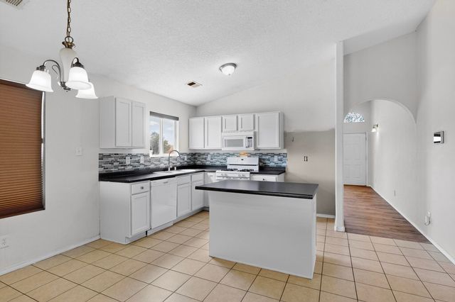 108 Avenida Jardin, Los Lunas, NM 87031