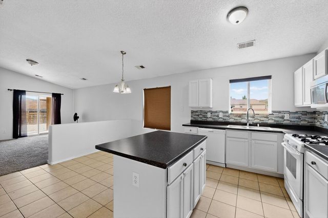 108 Avenida Jardin, Los Lunas, NM 87031