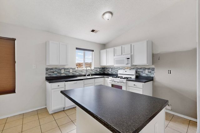 108 Avenida Jardin, Los Lunas, NM 87031