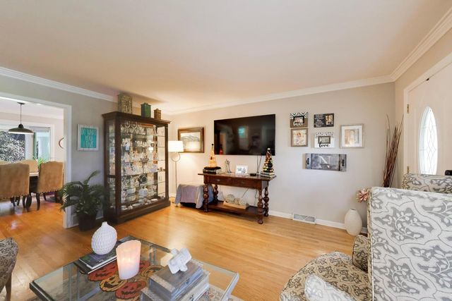 1637 Beecher Avenue, Wheaton, IL 60187