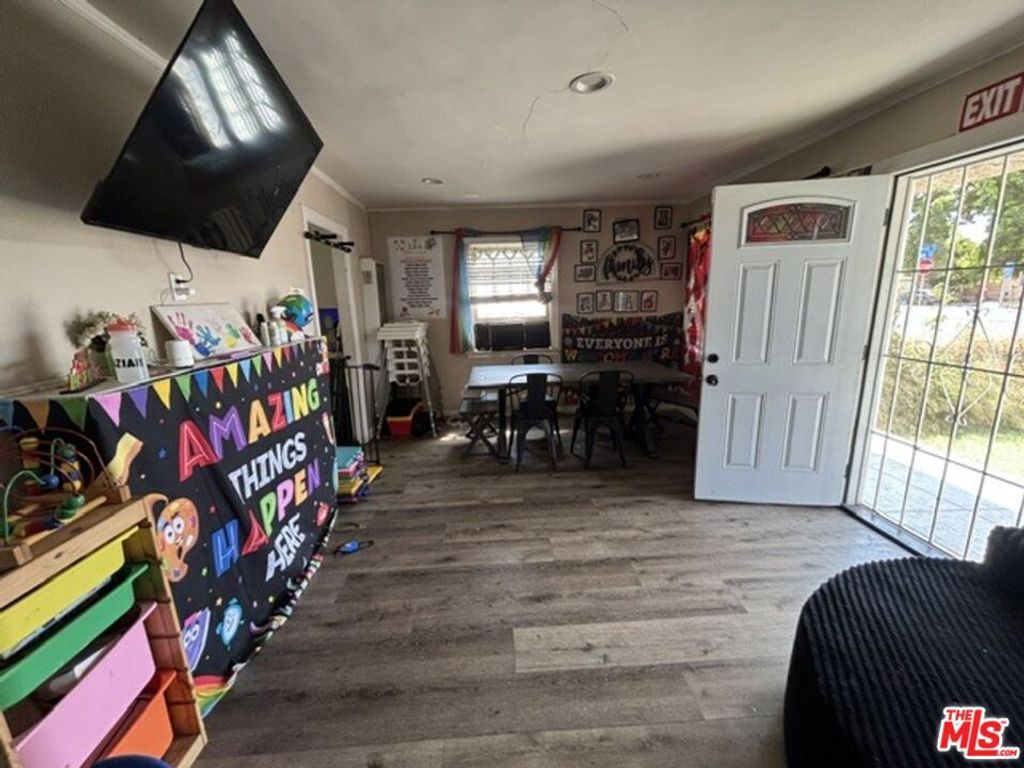 1537 E 84th Street, Los Angeles, CA 90001