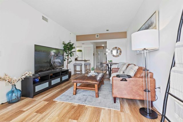 2060 Greenview Shores Boulevard 318, Wellington, FL 33414