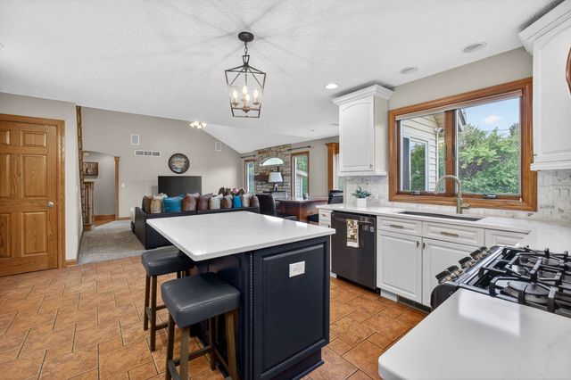 2403 E 58th Court, Davenport, IA 52807