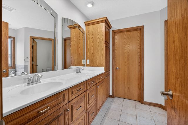 2403 E 58th Court, Davenport, IA 52807
