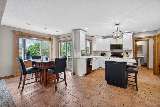 2403 E 58th Court, Davenport, IA 52807