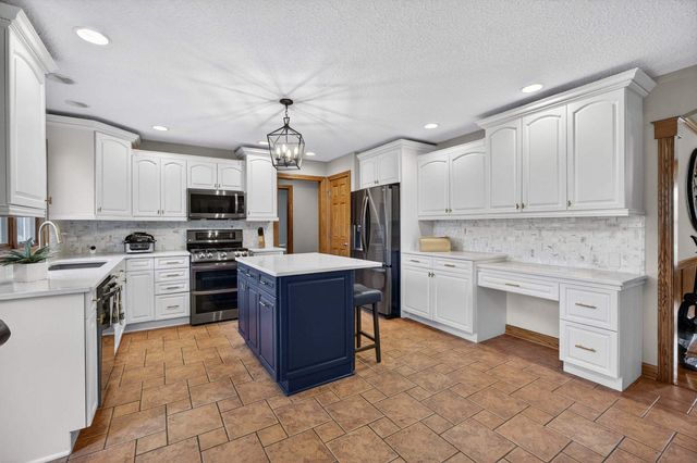 2403 E 58th Court, Davenport, IA 52807