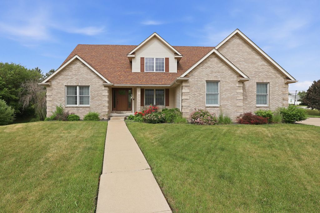 2403 E 58th Court, Davenport, IA 52807
