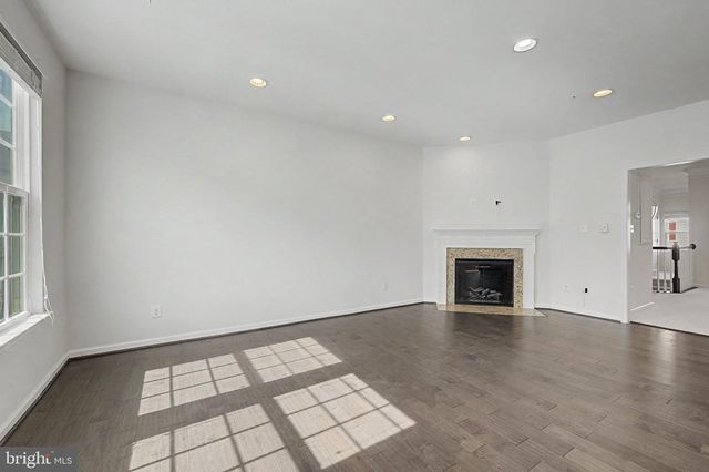 7458 BRUNSON CIR, Gainesville, VA 20155