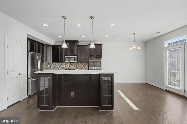 7458 BRUNSON CIR, Gainesville, VA 20155