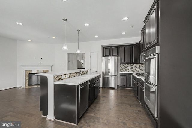 7458 BRUNSON CIR, Gainesville, VA 20155