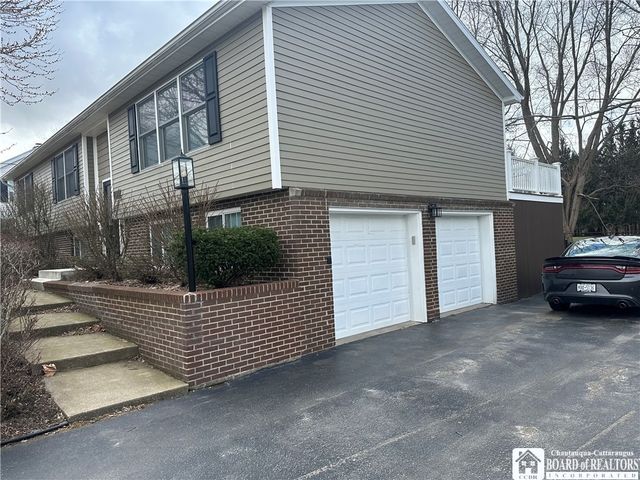 24 University Park, Pomfret, NY 14063