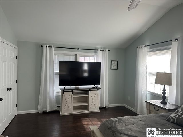 24 University Park, Pomfret, NY 14063