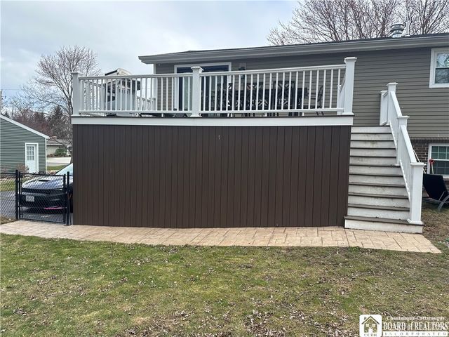 24 University Park, Pomfret, NY 14063