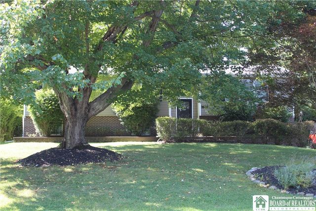 24 University Park, Pomfret, NY 14063