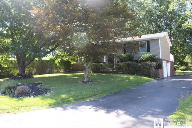 24 University Park, Pomfret, NY 14063