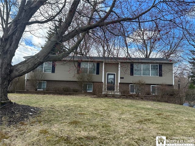 24 University Park, Pomfret, NY 14063