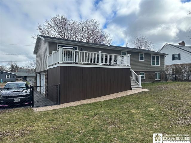 24 University Park, Pomfret, NY 14063