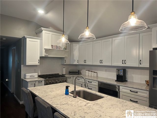 24 University Park, Pomfret, NY 14063