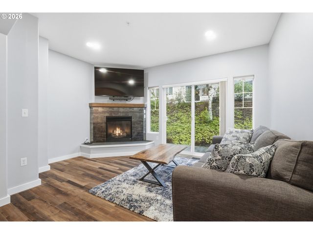 10801 Sw CANTERBURY Ln 102, Portland, OR 97224