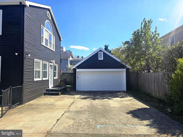 2500 S EADS ST, Arlington, VA 22202