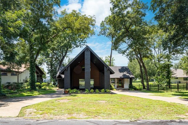 162 Lake Drive, Enchanted Oaks, TX 75156